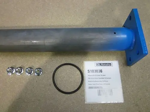 Blau lackiertes Rücklaufwasserrohr mit flachem Ende und Montagebohrungen, begleitet von vier Muttern und einem O-Ring. Markenbezeichnung: Remeha.